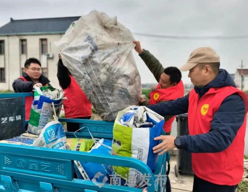 南通市如东县长沙镇长堤村志愿者挥汗"村庄清洁日"——红马甲点亮"洁