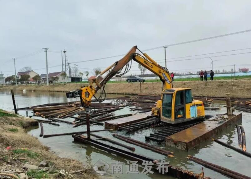 南通市如东县长沙镇长堤村志愿者挥汗"村庄清洁日"——红马甲点亮"洁