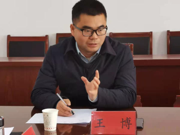 镇党委副书记,镇长王博主持会议,并通报2021年全镇重点项目推进计划.