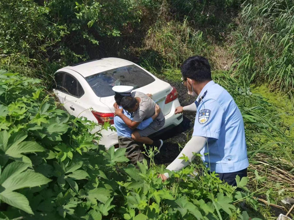 宿遷一轎車不慎陷入泥潭 警民攜手救人_中國江蘇網