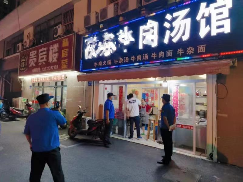 黄焖鸡米饭：街头巷尾的美味诱惑