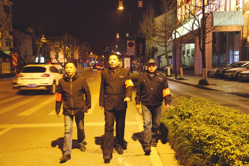 市文广新局志愿者在十梓街上巡查 市文广新局志愿者在十梓街上巡查