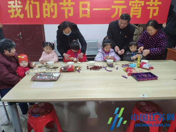 野徐社区邀请失独家庭和未成年人共同开展包汤圆,吃汤圆活动,让他们