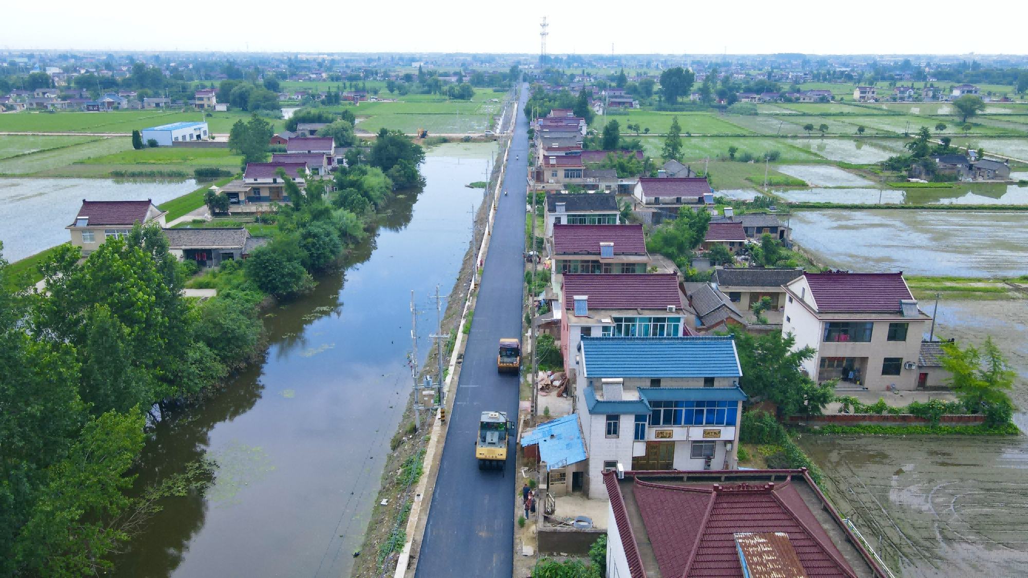 泰州市姜堰区白米镇拜官村:沥青村道 铺就乡村振兴幸福路_中国江苏网