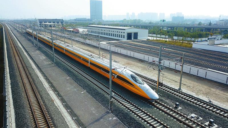 "黄医生"盐通铁路上首次试跑