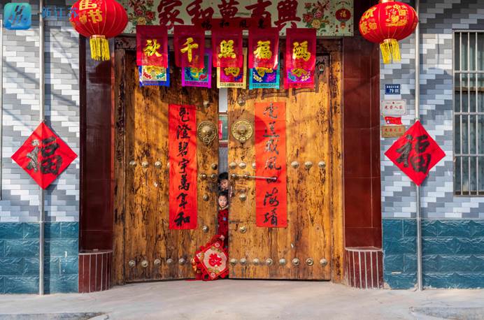 温暖回家,幸福E起拍│贴春联,迎新春_中国江苏网