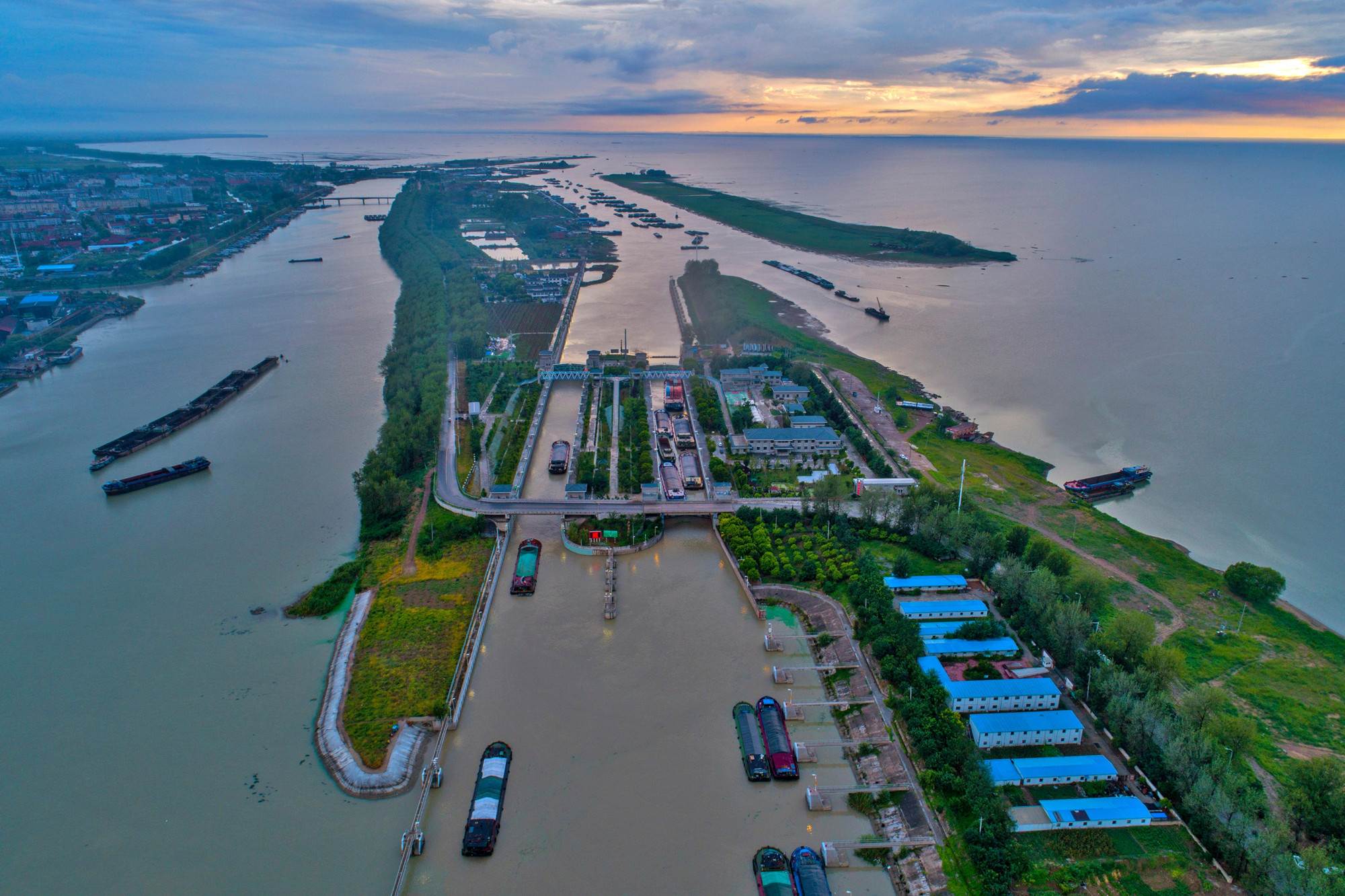 瞰湖光洪泽湖高良涧船闸