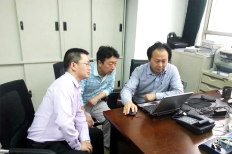 2013年，李龙彪（左一）和团队成员讨论C919大飞机有关技术