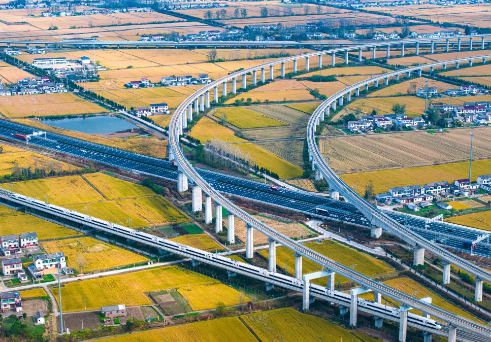 《列车经过徐宿淮盐铁路与连淮扬镇铁路交汇处》（摄影 石浩）.jpg