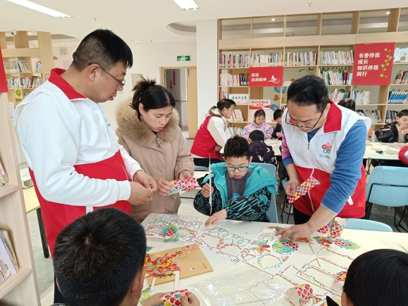 流动党员刘晓华参加农鹿社区志愿服务活动(1).jpg